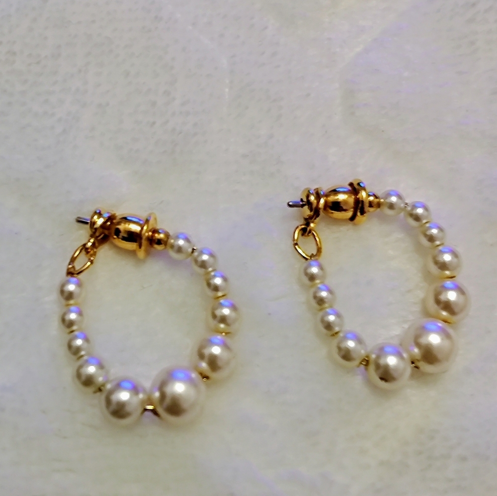 Pendientes en Perlas pequeñas con aplicaciones en dorado